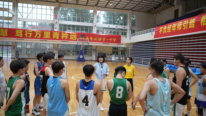 篮球教练如何为不同年龄段的球员制定战术训练方案?_1